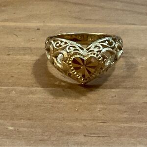 Beverly Hills Gold: 14k. gold diamond cut heart filigree vintage ring size 6.